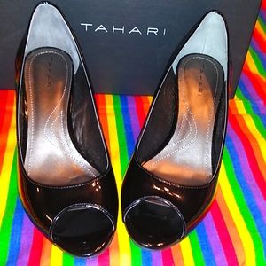 🤑💥TAHARI  BLK PATENT LEATHER HEELS